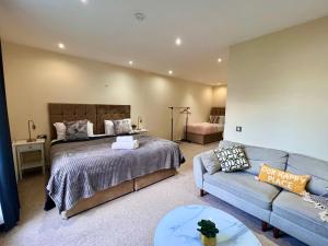 - une grande chambre avec un lit et un canapé dans l'établissement Leicester Contractor Home - Syster Properties - Spacious Rooms, à Leicester