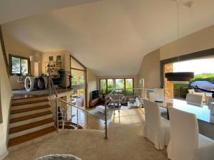salon ze schodami i białymi krzesłami w obiekcie FRGK DATCHA "Villa Prestige Mougins" w mieście Mougins