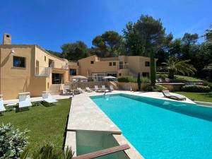 willa z basenem przed domem w obiekcie FRGK DATCHA "Villa Prestige Mougins" w mieście Mougins