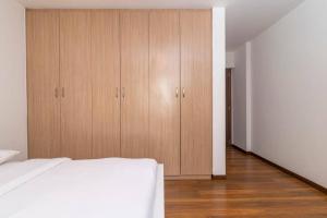 Een bed of bedden in een kamer bij Executive Two Bedroom with Gym & Sauna