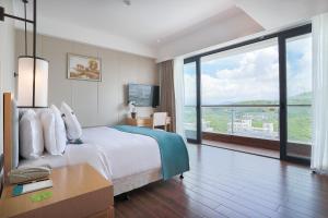 Кровать или кровати в номере Sanya Dadonghai Seaview Hotel