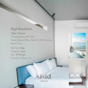- une chambre avec un lit et un panneau mural dans l'établissement Sisid Anilao Resort, à Mabini
