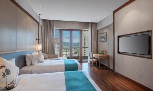 Кровать или кровати в номере Sanya Dadonghai Seaview Hotel