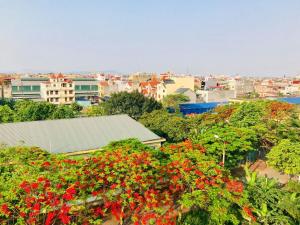 Blick auf eine Stadt mit roten Blumen in der Unterkunft Pandora Hotel & Apartment in Haiphong