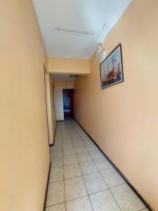 - un couloir dans une chambre d'hôtel avec une photo sur le mur dans l'établissement Hostal Venecia, à Arica