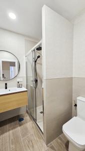 ein Bad mit einer Dusche, einem WC und einem Waschbecken in der Unterkunft Brand new apartment City Center in Santa Cruz de Tenerife