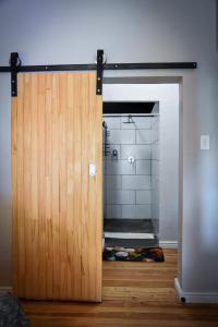 eine Holztür im Bad mit Dusche in der Unterkunft Beautiful Betty B&B in Beaufort West
