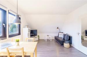 ein Wohnzimmer mit einem Sofa und einem Tisch in der Unterkunft SummerBreak 1 Scharbeutz in Scharbeutz