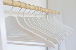 une rangée de cintres blancs dans un placard dans l'établissement SummerBreak 1 Scharbeutz, à Scharbeutz