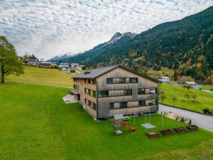 華爾德岩阿爾堡的住宿－Ferienwohnung "Urlaub am Arlberg"，享有带网球场的房屋的空中景致