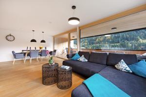een woonkamer met een bank en een eetkamer bij Ferienwohnung "Urlaub am Arlberg" in Wald am Arlberg