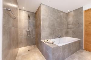 Koupelna v ubytování Ferienwohnung "Urlaub am Arlberg" + 18 fotografií