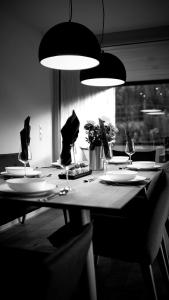 Restaurace v ubytování Ferienwohnung "Urlaub am Arlberg"