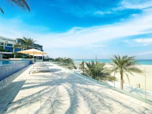 uma vista para a praia a partir de um resort em Soul Beach Relaxation! 112MB1 em Abu Dhabi
