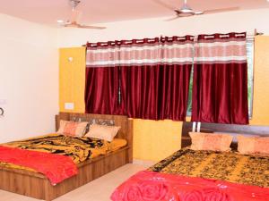 מיטה או מיטות בחדר ב-Vasantam Beach Resort