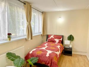 1 dormitorio con cama y ventana en 3BR Central London close to Piccadily Line, en Londres