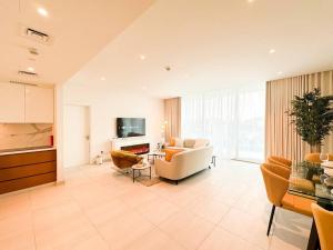 uma sala de estar com um sofá e uma mesa em Soul Beach Relaxation! 112MB1 em Abu Dhabi