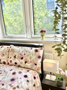 1 dormitorio con cama con almohada y ventana en 3BR Central London close to Piccadily Line, en Londres