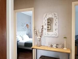 1 dormitorio con cama y espejo en Casa di Enri, en Como