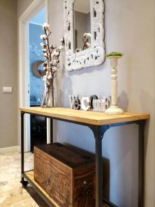 consola con espejo y mesa con cajón en Casa di Enri, en Como