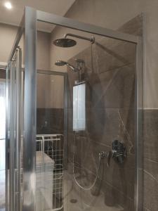 y baño con ducha y puerta de cristal. en Casa di Enri, en Como