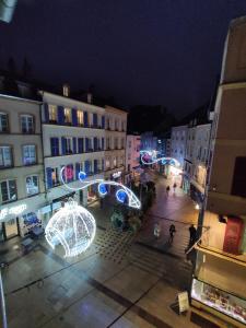 een stadsstraat 's nachts met kerstverlichting bij Le LUX 31 in Thionville