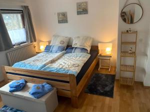 um quarto com uma cama com almofadas azuis em Opa´s Häuschen em Westerholz