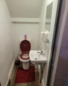 małą łazienkę z toaletą i umywalką w obiekcie Evergreen 2bedroom-sleeps up to 7,2 bathroom w mieście Hornchurch