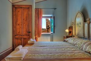 Ένα ή περισσότερα κρεβάτια σε δωμάτιο στο Albergo Diffuso Borgo Montemaggiore