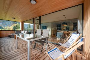 een eetkamer met een glazen tafel en stoelen bij Ferienwohnung "Urlaub am Arlberg" in Wald am Arlberg