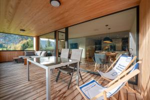 TV a/nebo společenská místnost v ubytování Ferienwohnung "Urlaub am Arlberg"