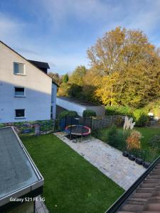 a small backyard with a table in the grass at Apartment Bochum in Bochum