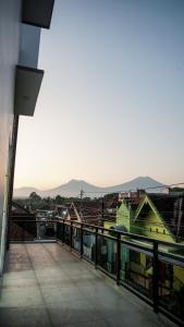 een balkon met uitzicht op de stad bij Wangi Homestay in Banyuwangi