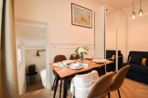 a dining room with a table and chairs at Appartement Gare de Lyon in Paris