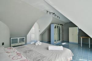 um quarto com uma cama grande no sótão em Апартаментът на Ани em Varna City