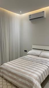 Una cama o camas en una habitación de Luxury Apartment