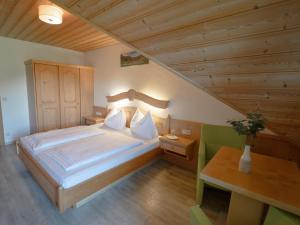 ein Schlafzimmer mit einem großen Bett und einer Treppe in der Unterkunft Landhotel - Apartments Bauer in Hintergöriach