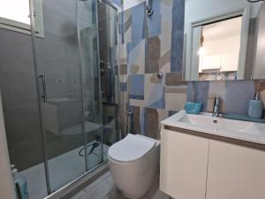 a bathroom with a shower and a toilet and a sink at Alloggio in residence con pontile privato e accesso diretto al mare in Santa Marinella