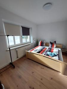 ein Schlafzimmer mit einem großen Bett in einem Zimmer in der Unterkunft Cottbus Çelik in Cottbus