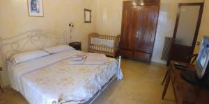 1 dormitorio con 1 cama con 2 toallas en Masseria La Maestà - Dimora Storica, en Sannicola