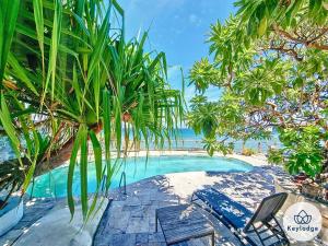 - une piscine avec vue sur l'océan dans l'établissement Villa Bois de Vie - 217m2 - Piscine - Pieds dans l'eau - Plage de Grand Fond, à Saint-Gilles les Bains