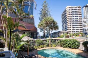 ein Schwimmbad mitten in einer Stadt mit Gebäuden in der Unterkunft Wharf Boutique Apartments in Gold Coast