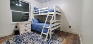 Una cama o camas cuchetas en una habitación  de Highland House