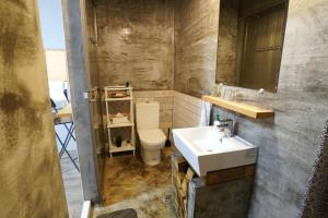 Koupelna v ubytování 山森三室墾丁南灣包棟民宿3Rooms + 37 fotografií
