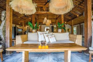 a living room with a couch and a table at Villa Almar in Dalung