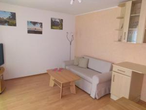 ein Wohnzimmer mit einem Sofa und einem Tisch in der Unterkunft Ilka´s kleine Harmonie in Leipzig