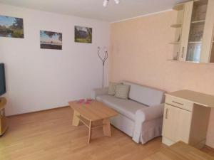 ein Wohnzimmer mit einer Couch und einem Tisch in der Unterkunft Ilka´s kleine Harmonie in Leipzig