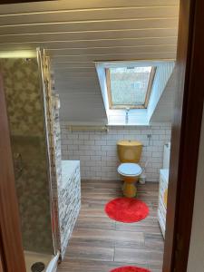 Ein Badezimmer in der Unterkunft Rustikale Wohnung mit Garten