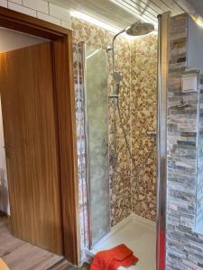 Ein Badezimmer in der Unterkunft Rustikale Wohnung mit Garten