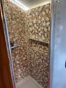 Ein Badezimmer in der Unterkunft Rustikale Wohnung mit Garten